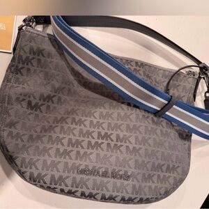 Michael Kors gray bag
Never used
It has 2 straps